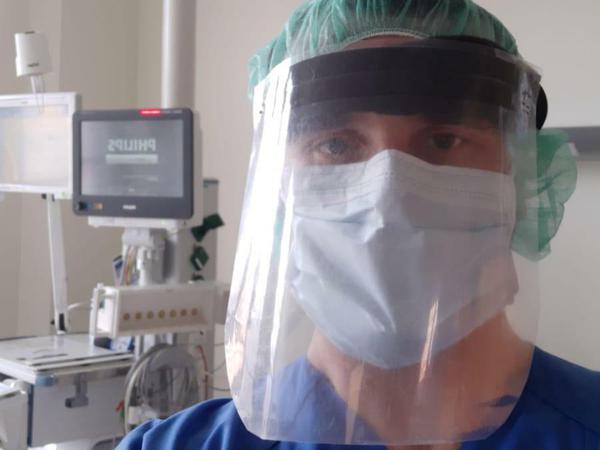 Selbstgebastelter Gesichtsschutz in einem Berliner Krankenhaus.