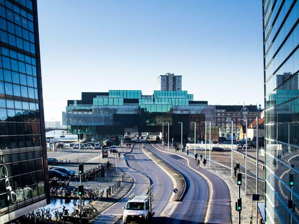 Das "Blox" in Kopenhagen verbindet mit seiner Architektur Hafenareal und Innenstadt.