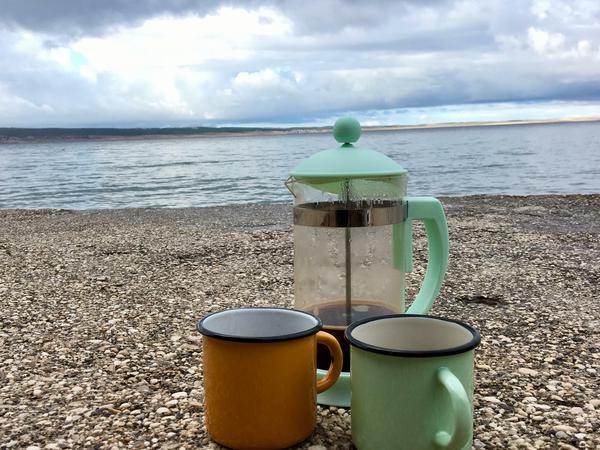 Kaffee zum Mitnehmen, bis an den Strand von Starigrad.