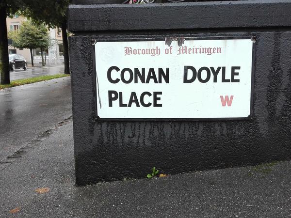 "Conan Doyle Place“ wurde der Platz im Zentrum der 5000-Einwohner-Gemeinde getauft. 