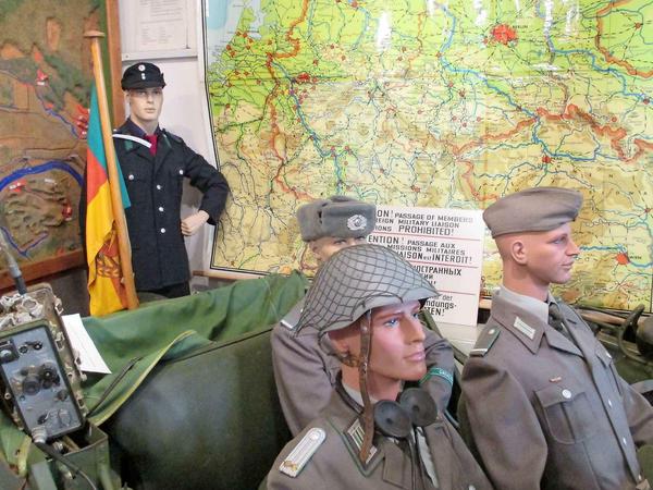 Im Schnackenburger Museum: Figuren in den Uniformen der DDR-Grenztruppen