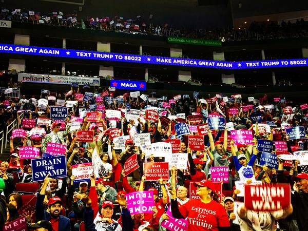 Die Anhänger in der "Toyota Arena" in Houston lieben Donald Trump, weil er "kein Politiker ist" und "hält, was er verspricht".