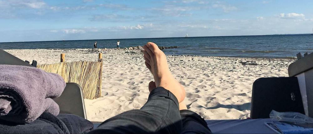 Füße hoch. Noch genießt der Strandschläfer die meditative Atmosphäre.