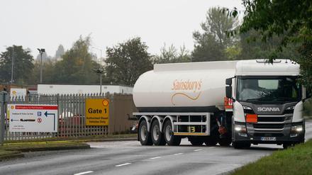 Ein Tankwagen verlässt ein Shell-Öldepot im britischen Kingsbury. 