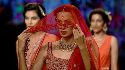 Ganz schön traditionell: Look von Jyotsna Tiwari auf der "Indian Bridal Fashion Week".