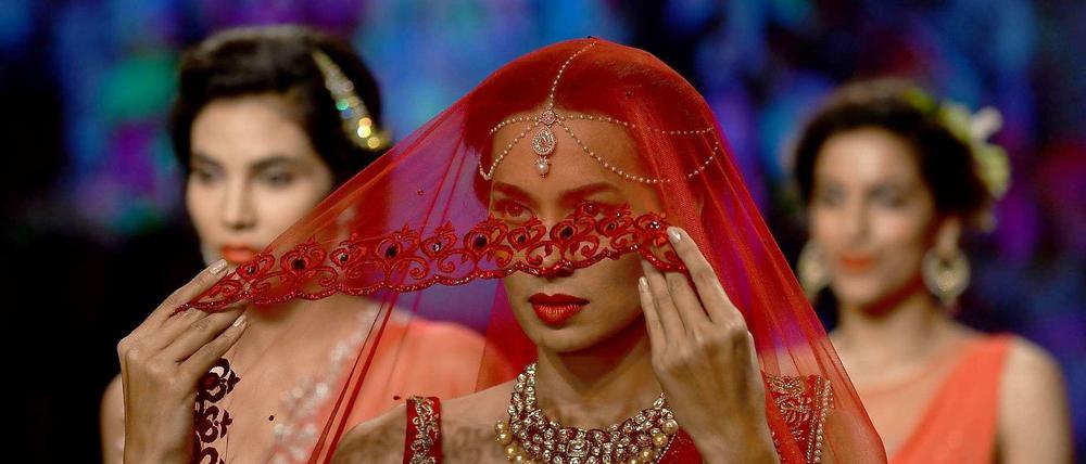 Ganz schön traditionell: Look von Jyotsna Tiwari auf der "Indian Bridal Fashion Week".