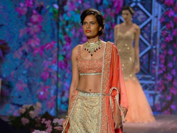 Reiche Stickereien und ganz viel Glitzer: Mehr Indien geht nicht! Entwurf von Jyotsna Tiwari auf der "Indian Bridal Fashion Week".