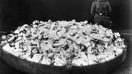 Mit dem Ende der Inflation im November 1923 sind Milliarden Reichsmark nur noch Pfennige wert. Hier werden Banknoten zur Verbrennung vorbereitet.