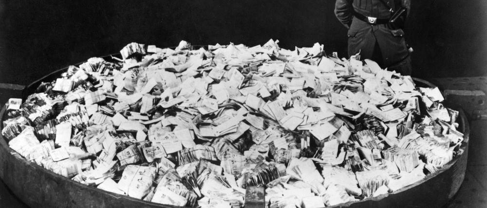Mit dem Ende der Inflation im November 1923 sind Milliarden Reichsmark nur noch Pfennige wert. Hier werden Banknoten zur Verbrennung vorbereitet.