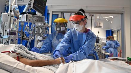 Behandeln trotz fehlenden Wissens und wirksamer Medikamente: Ärzte am Royal Papworth Hospital in Cambridge, UK, kämpfen um das Leben von Covid-19-Patienten auf der  Intensivstation.