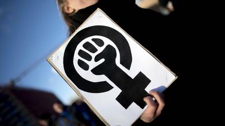 Frauenverbände fordern seit langem, dass "Upskirting" strafbar wird.