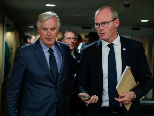 Die irische Außenminister Simon Coveney (r.) mit dem EU-Brexitunterhändler Michel Barnier. 