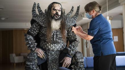 Mr. Lordi, Sänger der finnischen Hard-Rock-Band Lordi, hat sich gegen Corona impfen lassen.