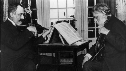 Joseph Joachim (rechts) war ein bei Amerikanern beliebter Geigenlehrer - und konnte fuchsteufelswild werden, wenn ein Schüler faul war.