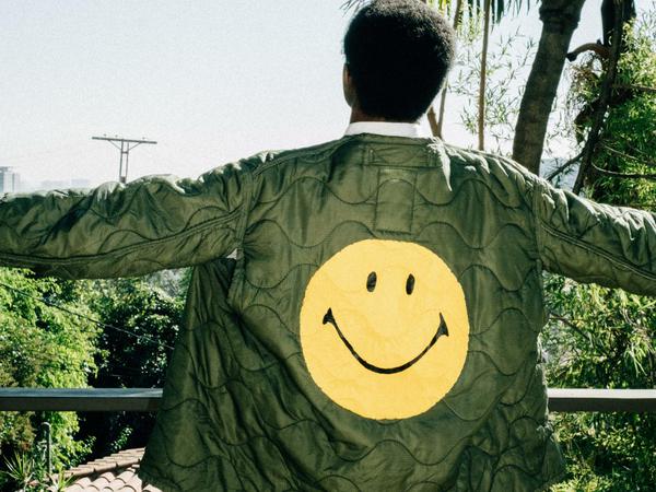 Eine Jacke im Military-Stil sieht mit einem Smiley gleich friedlicher aus.