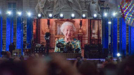 Videoclip mit der Queen bei dem Jubiläumsfeierlichkeiten in London.