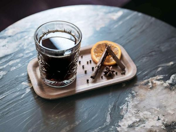Perfektes Kekse-Pairing: ein Hot Coffee mit Kaffeelikör. 