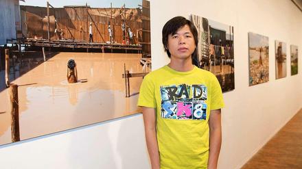 Der Künstler Khvay Samnang vor einem seiner Werke, die derzeit in der Akademie der Künste zu sehen sind.