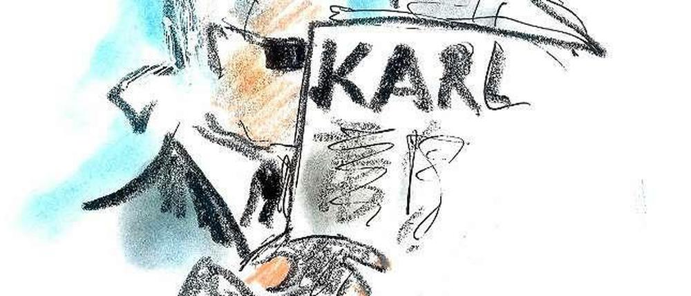 Karl Lagerfeld zeichnete sich bei seiner Lieblingsbeschäftigung, dem Zeitungslesen.