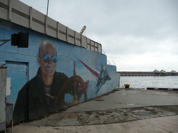 Und noch ein Übervater: ein Graffito mit Wladimir Putin auf der Krim.