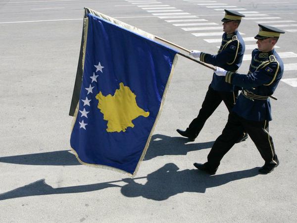 Soldaten mit der Flagge des Kosovo. Wolffsohn bezeichnet die Gründung des Staates als "Unsinn".