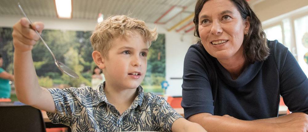 Senatorin Sandra Scheeres (SPD) sucht Freiwillige für den Ferien- und Wochenenddienst an Grundschulen.