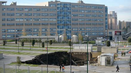 Ein 50-Meter-Sinkloch ist inmitten des Parkplatzes des Krankenhauses Ospedale del Mare in Ponticelli zu sehen.