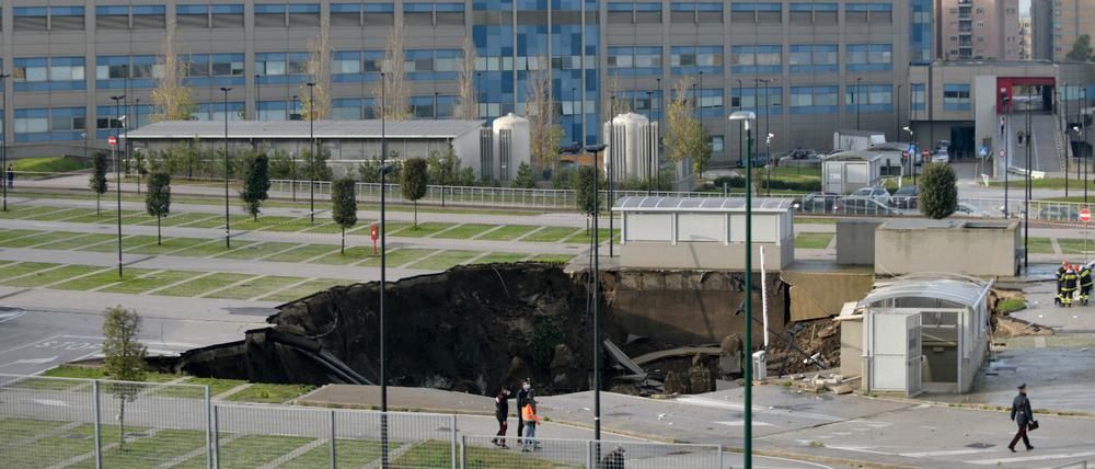 Ein 50-Meter-Sinkloch ist inmitten des Parkplatzes des Krankenhauses Ospedale del Mare in Ponticelli zu sehen.