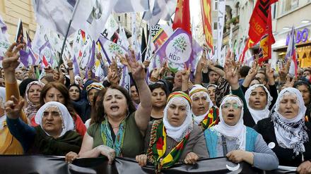 Die Kurden fühlen, dass sie es diesmal schaffen können. Nachdem es mehrere Anschläge auf Parteiräume gab, demonstrierten sie diese Woche in der Türkei.