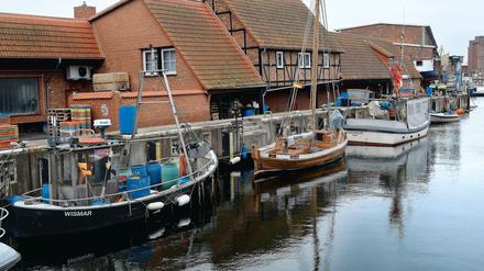 Im Hafen von Wismar liegen die Fischerboote am Kai.