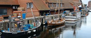 Im Hafen von Wismar liegen die Fischerboote am Kai.