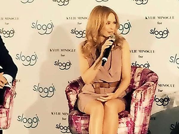 Kylie macht uns Beine. Die Minogue beim Promo-Talk.