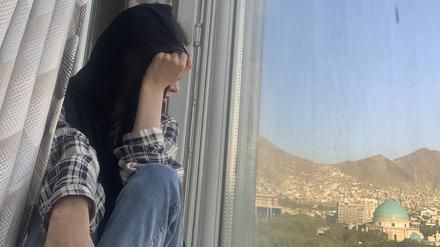 Lamar am Fenster ihrer Wohnung im Safe House in Kabul.