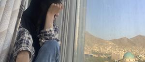 Die Studentin am Fenster ihres Safe Houses irgendwo in Kabul.