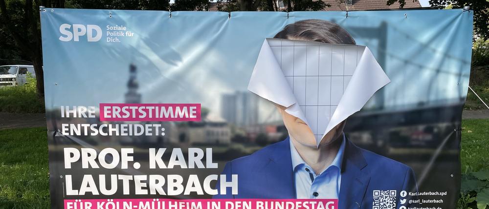 Viele Wahlplakate von Karl Lauterbach sehen so oder ähnlich aus. Das Team schätzt den Sachschaden auf 6000 Euro. 