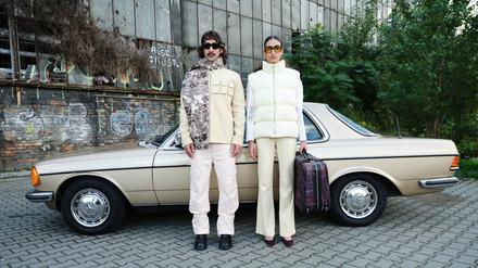 Die Mode von Bunjamin Aydin fotografiert vor Mercedes.