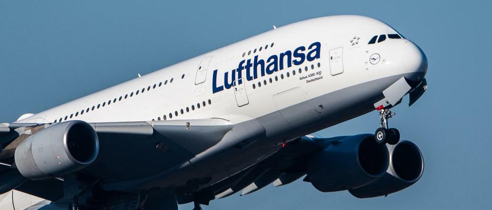 Ein Airbus A380 der Fluggesellschaft Lufthansa muss über dem Atlantik umkehren. (Symbolbild)