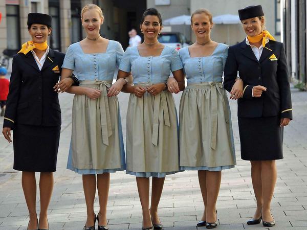 Eingerahmt von den "normalen" Kolleginnen: So bayrisch sehen 14 Lufthansa-Flugbegleiterinnen im September aus.