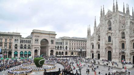 Glanz und Elend. 100000 Menschen tauchen jährlich in Italien unter. Die Hälfte davon setzt sich vom reichen Mailand aus nach Nordeuropa ab. Im Mai findet dort auch die Expo statt.