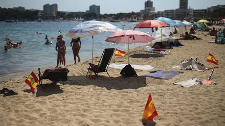 Auf Mallorca hat ein Strandbesucher den Mindestabstand mit Flaggen abgesteckt. 