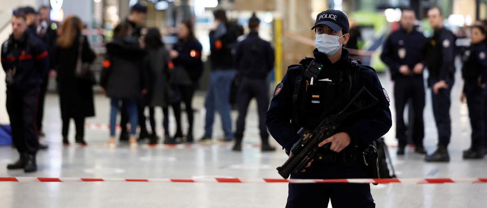 Die französische Polizei sichert das Gebäude, nachdem ein Mann mit einem Messer mehrere Menschen am Bahnhof Gare du Nord in Paris verletzt hat.