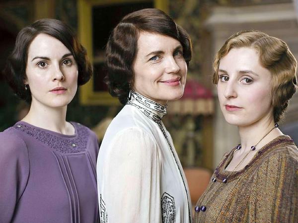 Im Film wie in der Wirklichkeit: Lady Mary (links), die älteste Tochter von Lord Grantham in der TV-Serie "Downton Abbey" (hier mit Mutter und Schwester Edith) kann den Titel ihres Vaters nicht erben.