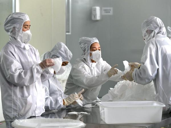 Mitarbeiterinnen einer Maskenfabrik in Fuzhou.