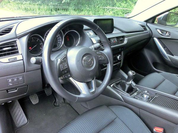 Kratzt schon an der Premiumklasse: Im Innenraum haben die Mazda-Leute ordentlich Hand angelegt und nicht mit Leder- und Chromapplikationen gespart. Auch austattungstechnisch ist der Mazda 6 auf Topniveau.