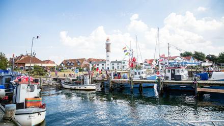 Der Hafen von Timmendorf. Der Leuchtturm ist eine der wenigen lokalen Sehenswürdigkeiten, die von Menschen gemacht wurden.