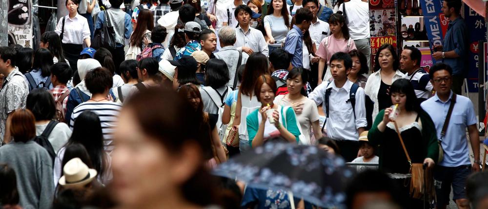  Menschen drängen sich auf einer Straße in Tokio, Japan. Nach jüngsten Schätzungen der Regierung Japans gelten in dem 127 Millionen Einwohner zählenden Inselstaat rund 613000 Menschen im Alter zwischen 40 und 64 Jahren als „Hikikomori“. 