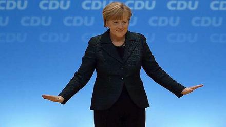 Im Gleichgewicht. Zum achten Mal in Folge ist Bundeskanzlerin Angela Merkel zur CDU-Vorsitzenden gewählt worden. In Köln erhielt sie 96,7 Prozent der Stimmen. 