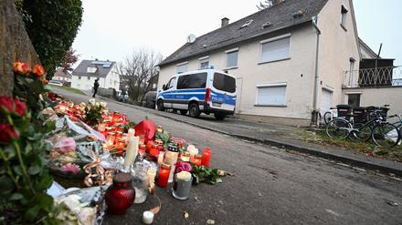 Kerzen und Blumen stehen am Tatort, an dem zwei Mädchen von einem Mann mit einem Messer angegriffen wurden.