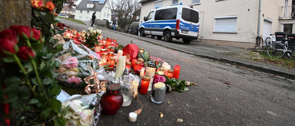 Baden-Württemberg, Illerkirchberg: Kerzen und Blumen stehen am Tatort, an dem zwei Mädchen von einem Mann mit einem Messer angegriffen wurden. Eine 14-Jährige erlag später ihren schweren Verletzungen. Am Freitag beginnt der Prozess gegen den mutmaßlichen Täter. 