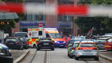Messerattacke in Würzburg: Polizei und Retter vor Ort 